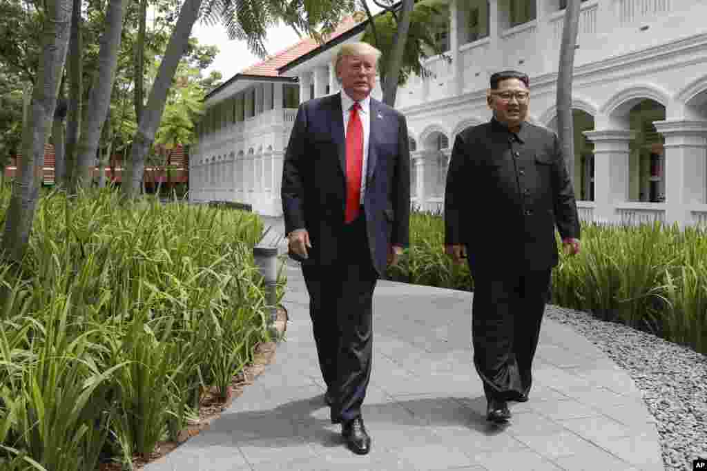 美国朝鲜第一次峰会。在新加坡圣陶沙的嘉佩乐酒店(Capella Hotel) 举行美国朝鲜峰会期间,美国总统特朗普与朝鲜领导人金正恩在午饭后散步(2018年6月12日)。最近白宫宣布,特朗普和金正恩将于2月底举行第二次峰会,会晤地点“日后”宣布。在白宫宣布这一决定之前,特朗普在总统办公室会晤了朝鲜首席核谈判代表金英哲。白宫说,这次会晤是为了“讨论让平壤放弃其核项目的努力”。