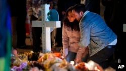 Građani odaju poštu žrtvama masakra u gej klubu u Kolorado Springsu (Foto: AP/Jack Dempsey)
