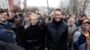 ARCHIVO - El líder de la oposición rusa Alexei Navalny y su esposa Yulia caminan durante una manifestación de la oposición en Moscú, el 27 de octubre de 2013.