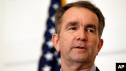 El gobernador de Virginia, Ralph Northam, enfrenta una creciente ola de pedidos para que renuncie después que aparecieran fotos suyas de tono racista.