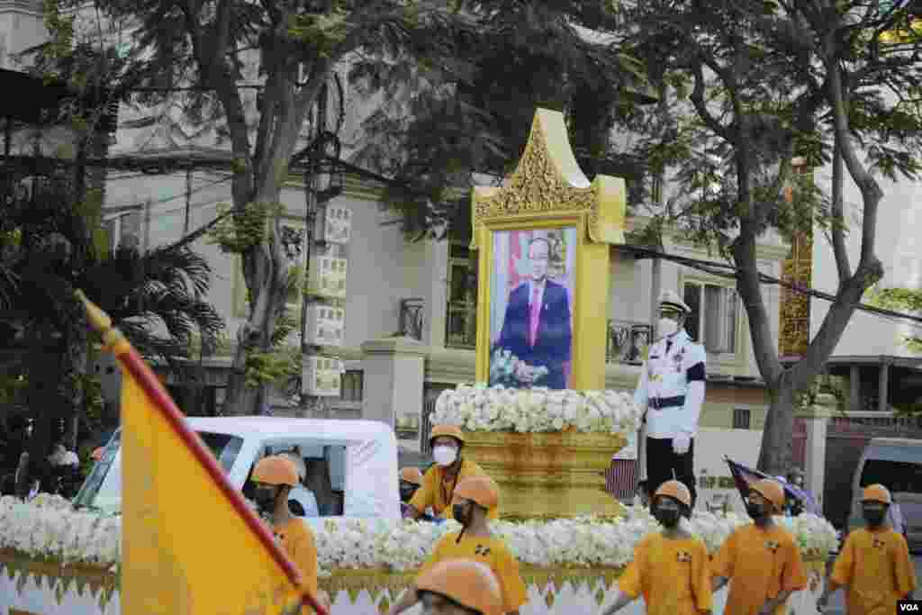 ពិធីដង្ហែព្រះសពរបស់សម្តេចក្រុមព្រះនរោត្តម រណឫទ្ធិ ចេញពីព្រះដំណាក់ ទៅកាន់វាលព្រះមេរុ មុខវត្តបុទមវតី រាជធានីភ្នំពេញ ថ្ងៃទី៨ ខែធ្នូ ឆ្នាំ២០២១។ (ហ៊ាន សុជាតា/វីអូអេ)