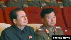 13일 북한의 신임 인민무력부장으로 임명된 것으로 확인된 장정남(오른쪽)이 중장에서 상장으로 승진한 것으로 확인됐다. 사진은 노동신문 13일자 2면에 실린 조선인민내무군 협주단의 공연 관람 모습.