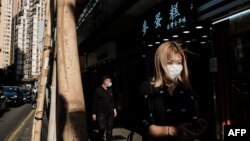 香港行人帶著口罩以預防新冠病毒。 （2020年4月16日）