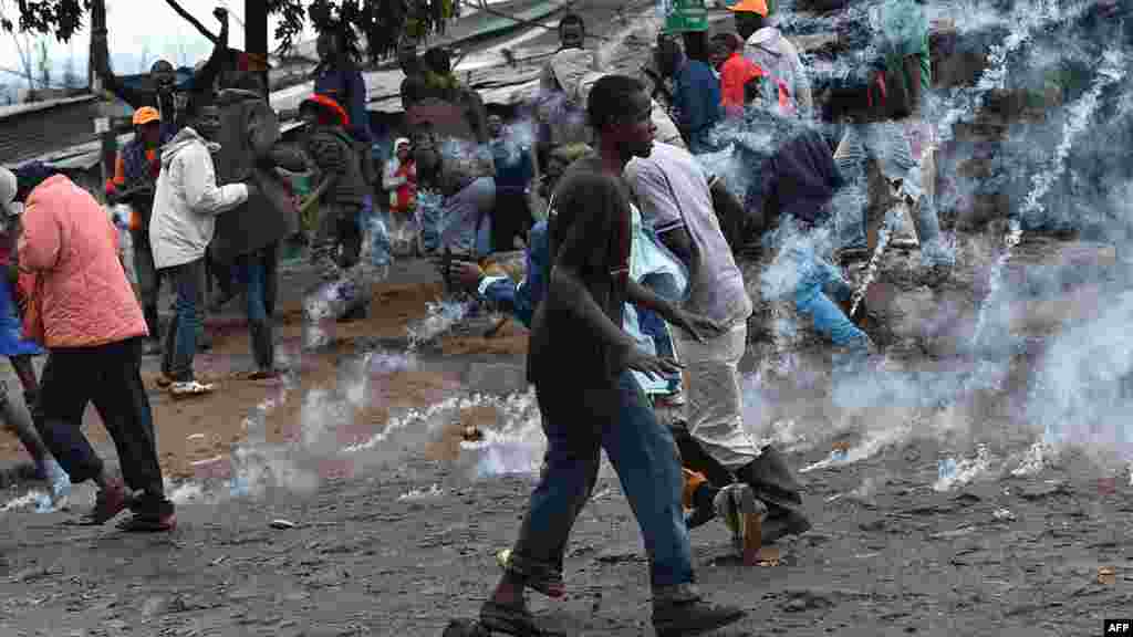 Les manifestants fuyant les gaz lacrymogènes lancés par la police, dans le village de Katwekera, Kenya, le 26 octobre 2017. 