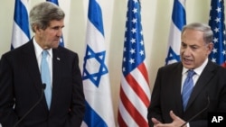 Menteri Luar Negeri John Kerry (kiri) mendengarkan Perdana Menteri Israel Benjamin Netanyahu dalam konferensi pers sebelum pembicaraan mereka di Yerusalem (2/1). (AP/Brendan Smialowski)