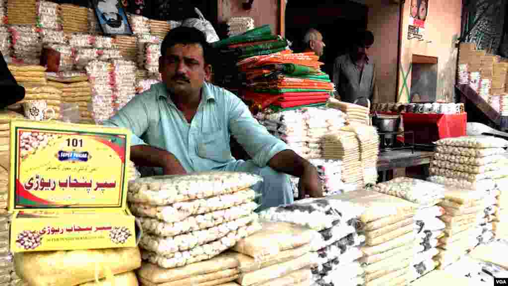 درگاہ سے ملحقہ دکانوں پر زیادہ تر شکر بنی اشیا فروخت ہوتی ہیں۔ 