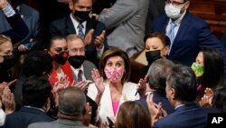 La presidenta de la Cámara de Representantes, Nancy Pelosi, celebra la aprobación en la Cámara del amplio proyecto de ley social y ambiental del presidente Joe Biden en el Capitolio de Washington, el 19 de noviembre de 2021.