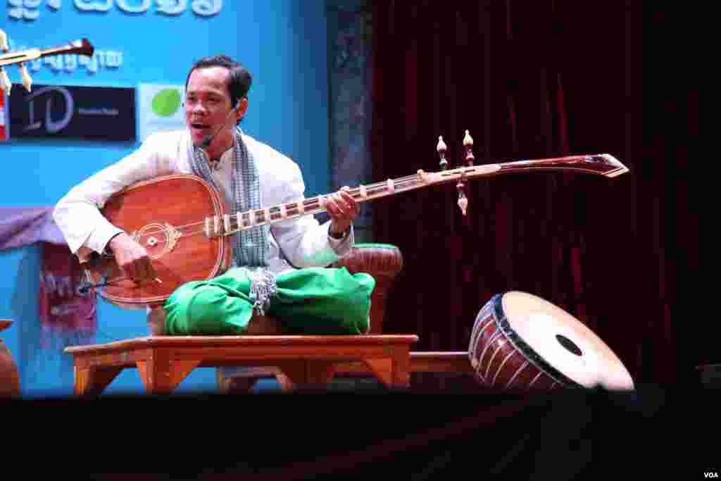 លោកគង់ បូរាណ អ្នកលេងចាប៉ីម្នាក់និងជាកូនប្រុសរបស់ព្រឹទ្ធាចារ្យចាប៉ីជើងចាស់លោកគង់ ណៃ សម្ដែងនៅក្នុងមហោស្រពចាប៉ីលើកទីមួយនៅសាលមហោស្រពចតុមុខនៃរាជធានីភ្នំពេញកាលពី ថ្ងៃអាទិត្យទី០៣មេសានេះ។ (ឡេង ឡែន/VOA)