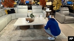 Una persona revisa precios en una tienda de muebles en Englewood, Colorado, el 12 de junio del 2024.