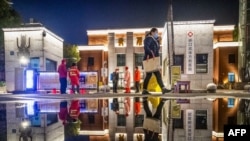 武漢礄口武體方艙醫院最後一批新冠病毒感染者痊愈出院，醫務人員在消毒方艙醫院準備關艙。（2020年3月2日）