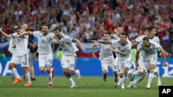 Los miembros del equipo ruso reaccionan cuando su portero Igor Akinfeev realiza una salvada que derrota a España en una tanda de penales durante el partido de octavos de final entre España y Rusia en la Copa Mundial de fútbol 2018 en el Estadio Luzhniki en Moscú, Rusia, el domingo, 1 de julio de 2018. (AP Photo / Manu Fernandez)