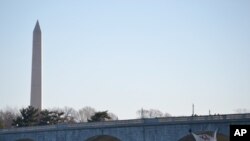 藏人抗议者2月13日在阿灵顿纪念桥上试图悬挂“西藏将获得自由”(Tibet Will be Free)的横幅
