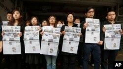 2月27日香港明報編輯部員工在明報大樓外舉行抗議