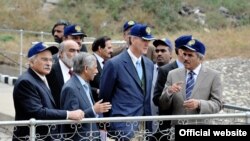 امریکی سفیر اولسن منصوبے کے افتتاح کے موقع پر دیگر حکام کے ساتھ