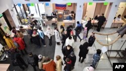 2024年3月17日，俄羅斯總統大選期間，在西伯利亞城市新西伯利亞，人們聚集在投票所。