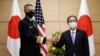 El almirante Philip Davidson, a la izquierda, comandante del Comando Indo-Pacífico de Estados Unidos, posa con el primer ministro de Japón, Yoshihide Suga, en una foto durante su visita de cortesía el 22 de octubre de 2020.