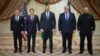 TOPSHOT - Umcebisi kahulumende weMelika obona ngezomvikela, uMnu. Mike Waltz, ophethe uhlangothi olubona ngokudlelana lamanye amazwe uMnu.Marco Rubio, lomcebisi kamongameli weUkraine, Mnu. Andriy Yermak, bathatha umfanekiso besanda kuqhuba umhlangano eSaudi Arabia.