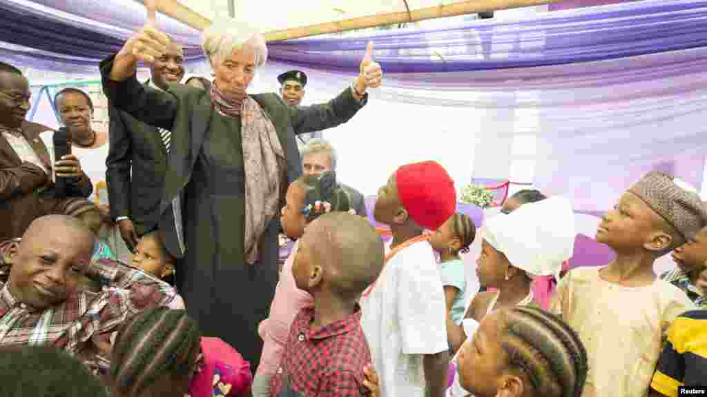 Shugabaar Hukumar Asusun Bada Lamuni Na Duniya Christine Lagarde A Yayin Da Take Ziyara A Makarantar Marayunn Mother Theresa Orphanage Dake Gwarimpa, Babban Birnin Najeriya Abuja, Janairu 6, 2016. 