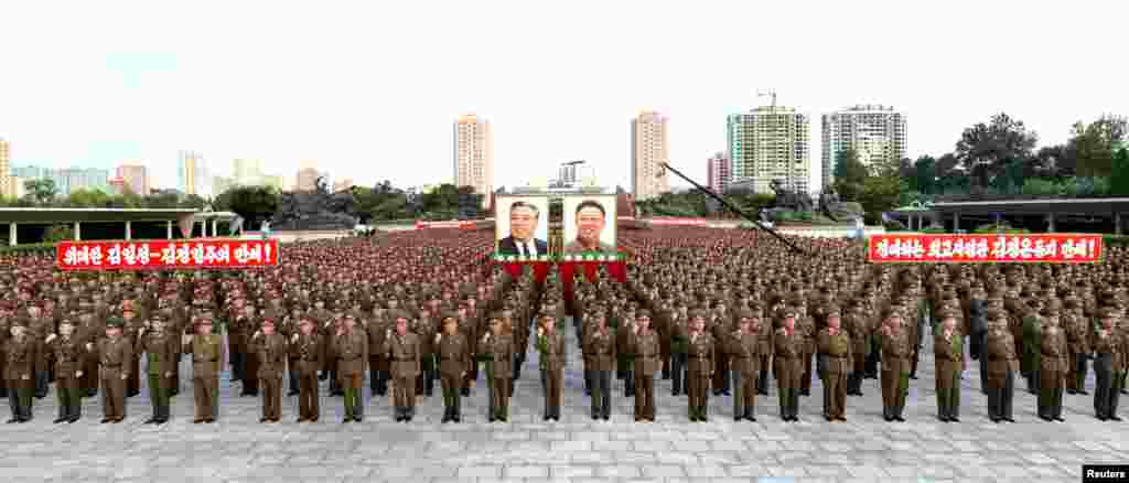 朝鲜中央通讯社(KCNA)2017年8月11日发布的这张照片显示, 在平壤,朝鲜人民保安部人员于2017年8月10日集会,全力支持朝鲜政府声明。平壤指责美国总统川普正将朝鲜半岛推向核战争的边缘。