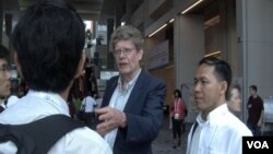 Peter Godwin, an international AIDS consultant (left) and Sim Kimsen, deputy chairman of the Cambodia’s National AIDS Authority (right).