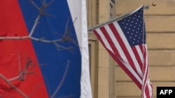 Руско знаме се вее покрај американското знаме на зградата на американската амбасада во Москва на 13 март 2025 година