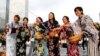 Des japonais participent au festival Uchimizu dont l'objectif est de préserver les traditions du pays, Tokyo, 28 juillet 2017. (AP Photo/Sherry Zheng)