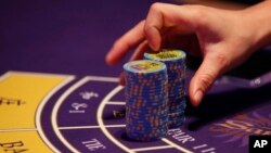 Permainan judi baccarat di sebuah kasino di Macau. 