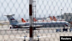 Un avión con la bandera rusa se ve en el Aeropuerto Internacional Simón Bolívar en Caracas, Venezuela, 24 de marzo de 2019.
