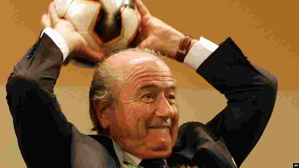 Shugaban FIFA Sepp Blatter yana jefawa 'yan jarida kwallo bayan kammala ganawa da su a kasar Jamus. Dec. 7, 2005