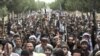 En esta foto del 23 de junio de 2021, milicianos afganos se unen a las fuerzas de seguridad y defensa afganas durante una reunión en Kabul, Afganistán. Funcionarios estadounidenses dijeron a The Associated Press que se espera que unas 650 tropas estadouni