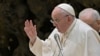El Papa denuncia la "hipocresía" de quienes critican las bendiciones LGBTQ+