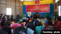 အာရက္ခဒေသတိုက်ပွဲတွေအတွင်း ဖမ်းဆီးထားတဲ့ စစ်သုံ့ပန်းတွေထဲက တချို့နဲ့ မိသားစုဝင်တွေကို အာရက္ခတပ်တတော် AA က အခမ်းအနားနဲ့ပြန်လွှတ်ပေးတဲ့သတင်းဓာတ်ပုံ။ (Crd: AA Info Desk)