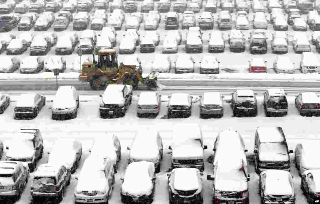 2013年3月5日,鏟雪車在芝加哥奧哈拉國際機場的停車場清理積雪。
