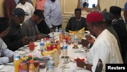 Muhammadu Buhari reçoit une délégation délégation de dirigeants de son parti, All Progressives Congress (APC), Londres, Grande Bretagne, le 23 juillet 2017.