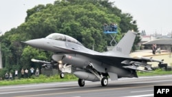 美制F-16V战机在台中彰化一条高速公路上降落。（2019年5月28日）