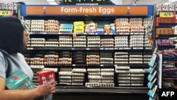 ARCHIVO - Una compradora observa la sección de huevos en un supermercado de Monterey Park, California, el 10 de febrero de 2025.