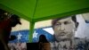 Mesa instalada por el Consejo Nacional Electoral (CNE) para que las personas pueden firmar una petición a favor de la realización de un referéndum revocatorio de mandato del presidente Nicolás Maduro, en Caracas, el 26 de enero de 2022. 
