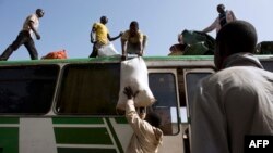 Des passagers d'un bus partant de Bamako pour Gao, le 11 mars 2013.