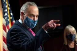 El líder de la mayoría del Senado, Chuck Schumer de Nueva York (izquierda), habla durante una conferencia de prensa junto con la senadora Patty Murray, demócrata de Washington, el martes 26 de enero de 2021, en el Capitolio de Washington.