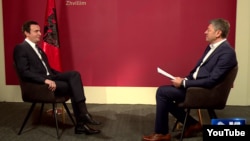 Predsednik Samoopredeljenja, Aljbin Kurti, u razgovoru sa novinarom Jugoslavom Ćosićem, tokom intervjua za Televiziju N1 emitovanog 6. novembra 2019, u Prištini, Kosovo. (Foto: YouTube kanal N1)