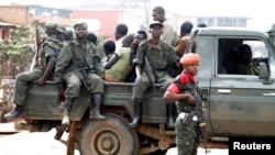 Des militaires en patrouille à Butembo, Nord-Kivu, RDC, 24 août 2016.