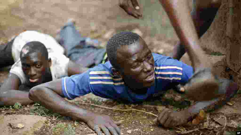 A plat ventre, cet homme se couvre de tirs à l’arme lourde dans le district de Miskin à Bangui. Le 3 février 2014.
