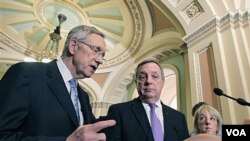 Kelompok Demokrat di Senat Amerika yang dipimpin Ketua mayoritas Senat, Harry Reid (kiri).