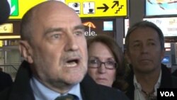Herman Nackaerts di bandara Vienna sesaat sebelum menuju Iran (19/2).