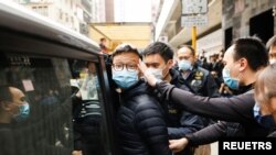 Penjabat redaktur kepala Stand News, Patrick Lam, saat ditahan polisi dengan tuduhan konspirasi, bersama enam orang lainnya, di Hong Kong, China, Rabu, 29 Desember 2021. (Foto: Tyrone Siu/Reuters)