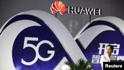 在北京國際信息通信展覽會上的華為展位顯示5G技術。（2018年9月28日）