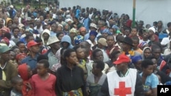 Des réfugiés congolais attendant de l'aide au camp de Nkamira, Rwanda (6 mai 2012)