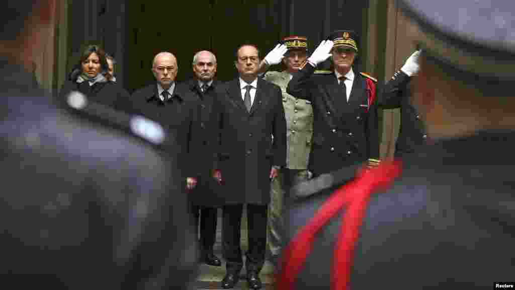 Le président français François Hollande (au centre) ministre de l'Intérieur Bernard Cazeneuve (deuxième à gauche), le maire de Paris, Anne Hidalgo (à gauche) et le préfet de Paris Bernard Boucault (à droite) observent une minute de silence à la Préfecture de Paris à Paris, le 8 janvier 2015.