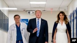 Президент США Дональд Трамп, перша леді Меланія Трамп та доктор Ігор Ничипоренко в лікарні в Помпано Біч