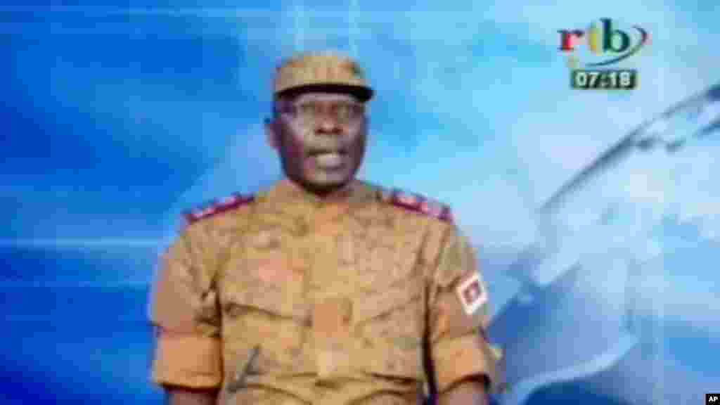 Le lieutenant-colonel Mamadou Bamba, porte-parole du Régiment de sécurité présidentielle (RSP), lit la déclaration du coup d'Etat à la télévision nationale au Burkina Faso,17 septembre 2015. Image fixe de la vidéo de la RTB.